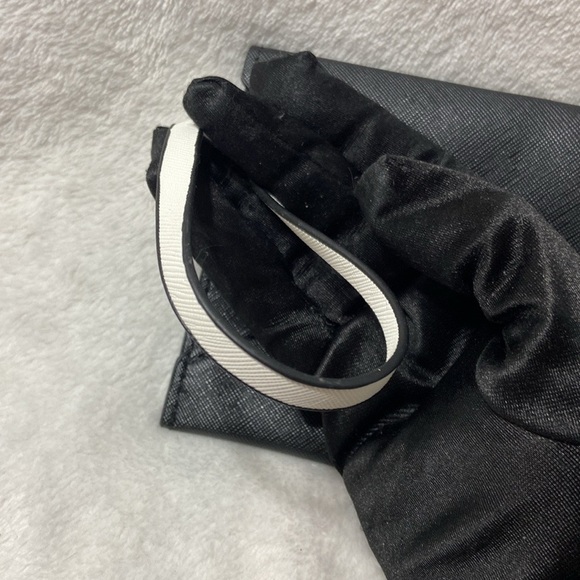 Black clutch and wristlet with card holder - Picture 3 of 15